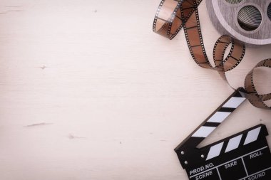 Ahşap arka plan ile soldaki nesnelerle film izlerken arka plan. Yatay kompozisyon. Üstten görünüm.