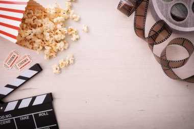 Ahşap arka plan ile çeşitli nesnelerle film izlerken arka plan. Yatay kompozisyon. Üstten görünüm.