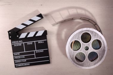 Clapper tahta masada açık. Düzenleme ve üretim videoları kavramı. Yatay kompozisyon üstten görünüm