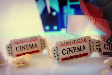 Beyaz masa ve arka plan üzerinde sinemanın kavramsal nesneler vintage kadar kapatın. Film izlerken kavramı. Yatay kompozisyon. Önden görünüm.