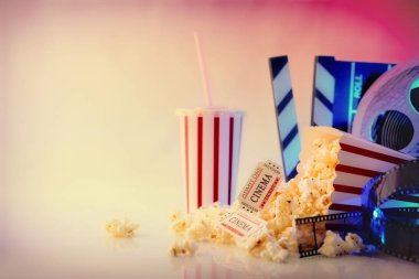 Beyaz masa ve arka plan üzerinde sinemanın kavramsal nesneler. Film izlerken kavramı. Yatay kompozisyon. Önden Görünüm.