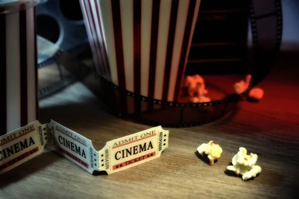 Vintage Uitrusting Film Elementen Houten Tafel Donkere Achtergrond Concept Van — Stockfoto