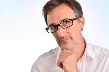 Gözlük ve beyaz gömlek closeup zarif orta yaşlı adam. Gözlük ile görsel düzeltme kavramı. Yatay kompozisyon