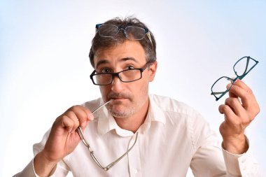 Optik iş adamı birkaç gözlük ile komik portresi. Gözlük ile görsel düzeltme kavramı. Yatay kompozisyon