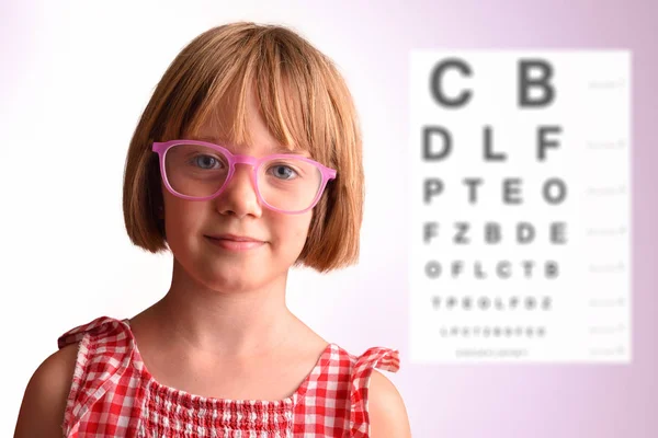Çocuk Göz Gözlük Mektup Tahta Arka Plan Ile Kız Ile — Stok fotoğraf