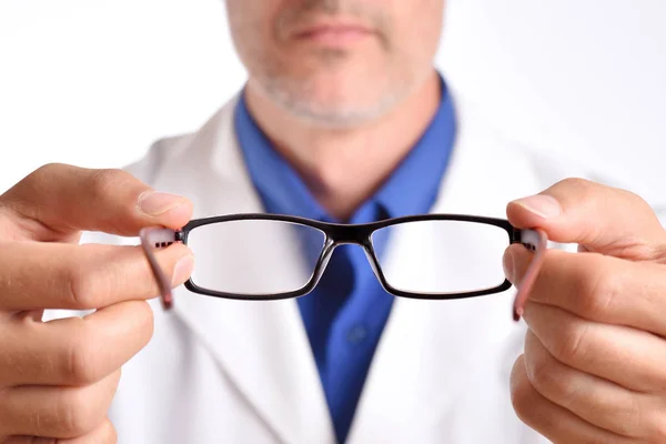 医生给病人戴上眼镜 眼镜视觉矫正的概念 水平组合 — 图库照片