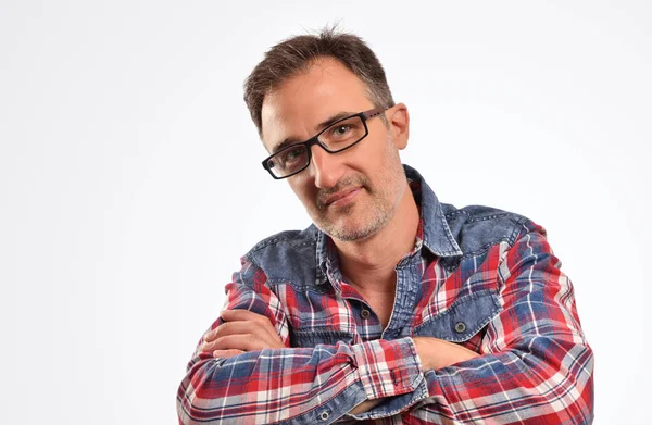 Homem Moderno Com Óculos Com Braços Cruzados Olhando Frente Retrato — Fotografia de Stock