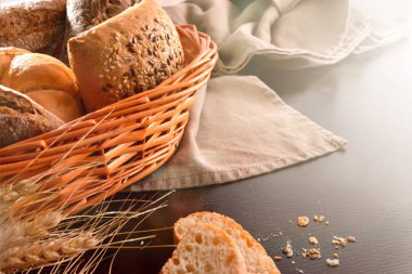 Kumaş ve siyah ahşap masa ekmek sepeti. Yükseltilmiş görünümü. Yatay kompozisyon