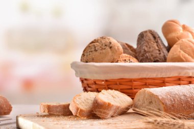 Ekmek kesme tahtası ekmek ekmek sepeti mutfak arka plan ile bir mutfak tezgah üzerine dilimler halinde kesin. Önden görünüm. Yatay kompozisyon