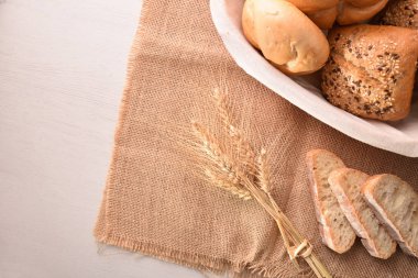 Ekmek sepeti ve çadır bezi tablo dilimleri bileşimi. Üstten görünüm. Yatay kompozisyon