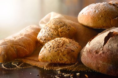 Çadır bezi mutfak siyah ahşap bir masa üzerinde ekmek türleri. Önden görünüm. Yatay kompozisyon