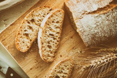 Tahta kesim üzerinde dilimlenmiş ekmek geleneksel eski bir mutfak tezgah kapatın. Üstten görünüm. Yatay kompozisyon