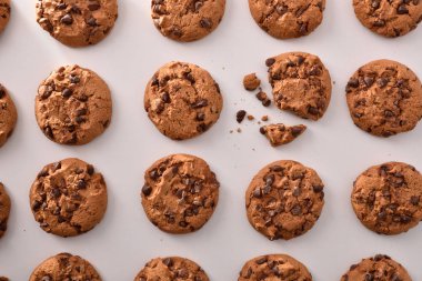 Beyaz mutfak tabloda siyah çikolata parçaları ile yuvarlak bisküvi desenli Servis Kahvaltı. Üstten görünüm. Yatay kompozisyon