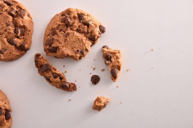 Beyaz mutfak tabloda siyah çikolata parçaları ile yuvarlak bisküvi ile kahvaltı. Üstten görünüm. Yatay kompozisyon