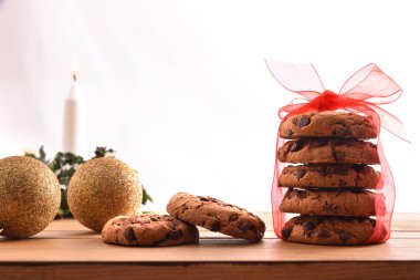 Dekore edilmiş bir Noel tablo çikolata parçaları ile tanımlama. Noel'de tatlı gıda kavramı. Önden görünüm.