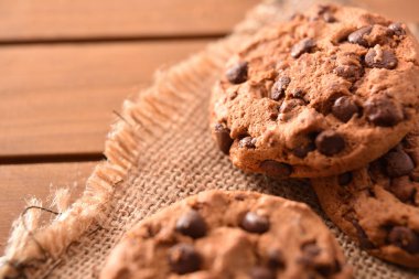 Ev yapımı bisküvi çikolata parçaları bir rustik mutfak detay Ahşap çıtalı tablo ile. Yatay kompozisyon. Yükseltilmiş görünümü