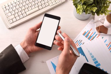 Ofiste bir smartphone danışmanlık iş adamı. Yatay kompozisyon. Üstten görünüm