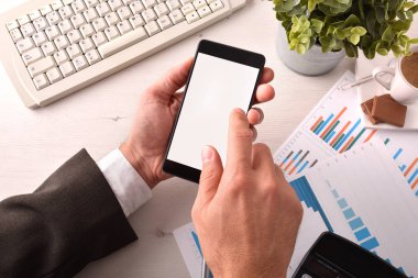 Ofiste bir smartphone kullanarak iş adamı. Yatay kompozisyon. Üstten görünüm