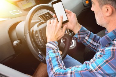 Arabada bir telefonu kullanarak sürücü. Ve tel cep telefonlarına kullanımı tehlikesi kavramı. Yükseltilmiş görünümü.