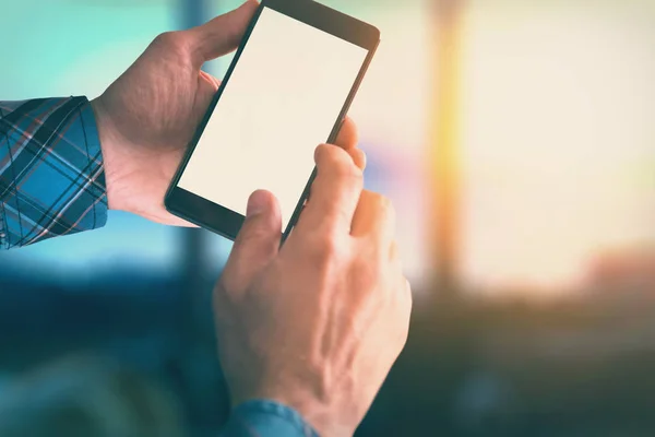 Manos Hombre Usando Teléfono Celular Con Fondo Borroso Ventana Atardecer — Foto de Stock