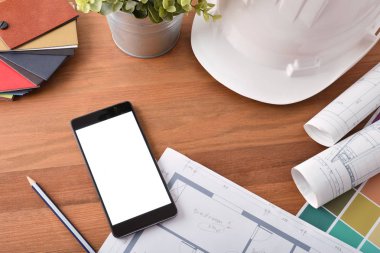 Smartphone bir mimarın ofisinde. İnşaat ve dekorasyon teknolojik kullanımda kavramı. Üstten görünüm.
