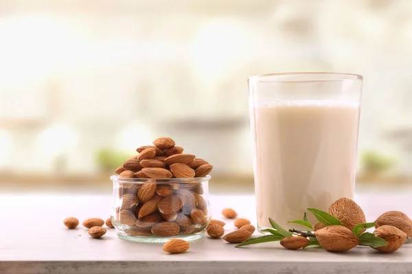 Leche Alternativa Las Almendras Vaso Sobre Mesa Madera Cocina Blanca — Foto de Stock