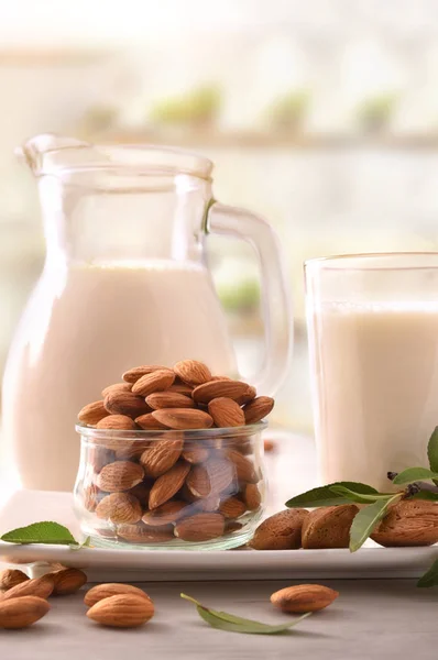 Leche Alternativa Las Almendras Vaso Sobre Mesa Madera Cocina Blanca — Foto de Stock