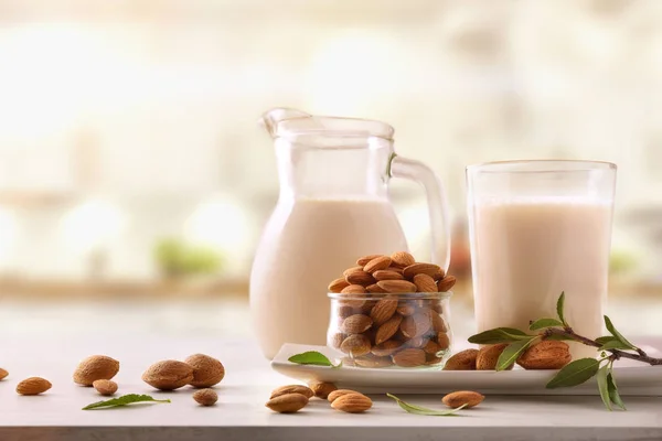 Leche Alternativa Las Almendras Vaso Sobre Mesa Madera Cocina Blanca — Foto de Stock