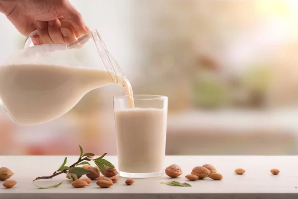 Servant Verre Lait Amande Sur Une Table Blanche Dans Cuisine — Photo