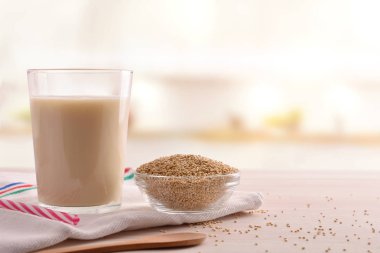 Quinoa tahıl kase mutfak ahşap bir masa üzerinde içki ve Mısır gevreği. Yatay kompozisyon. Önden görünüm