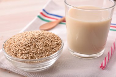 Quinoa tahıl kase mutfak ahşap bir masa üzerinde içki ve Mısır gevreği. Yatay kompozisyon. Yükseltilmiş görünümü