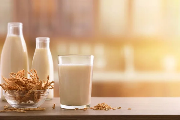 Bevanda Farro Contenitori Con Picchi Tavolo Legno Una Cucina Rustica — Foto Stock