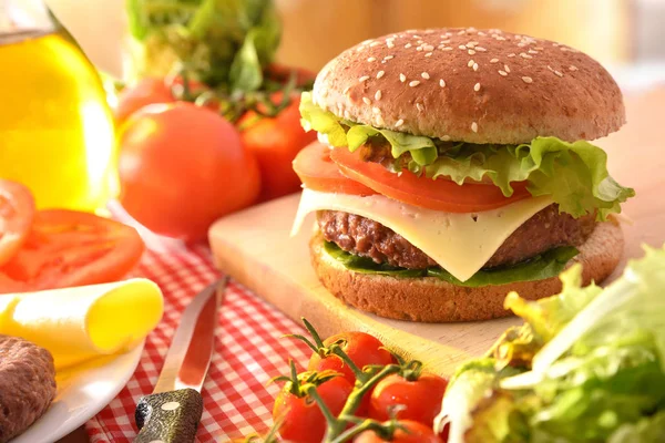 Hamburguesa Carne Casera Con Ingredientes Mesa Con Mantel Cuadros Cocina —  Fotos de Stock