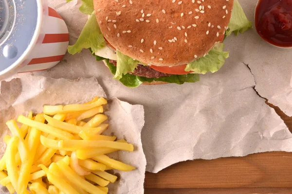 Hamburguesa Res Con Queso Tomates Sobre Papel Con Papas Fritas —  Fotos de Stock