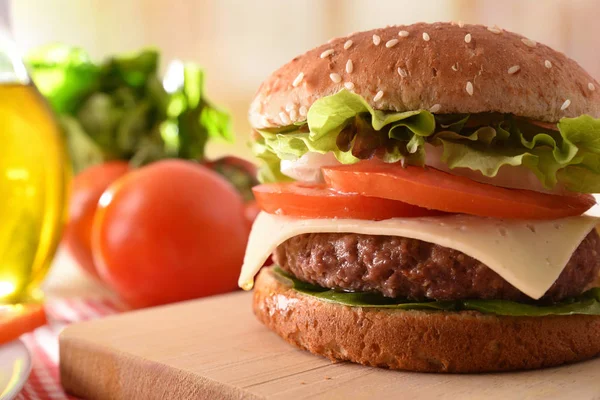 Hamburguesa Carne Casera Con Ingredientes Mesa Con Mantel Cuadros Cocina —  Fotos de Stock