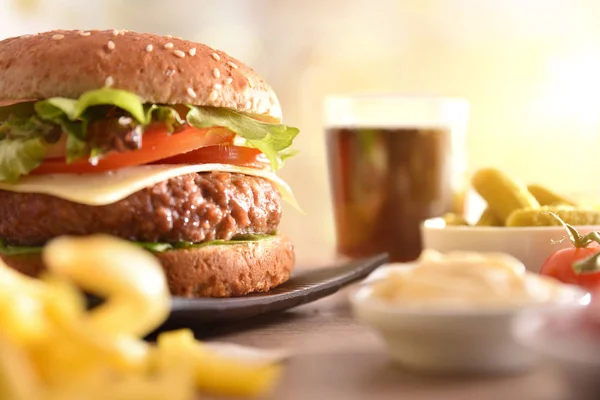 Snack Con Hamburguesa Salsas Papas Fritas Refrescos Encurtidos Para Pasar —  Fotos de Stock