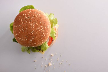 Sığır eti burger beyaz masada. Üstten görünüm. Yatay kompozisyon.