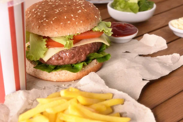 Hamburguesa Res Con Queso Tomates Sobre Papel Con Papas Fritas —  Fotos de Stock