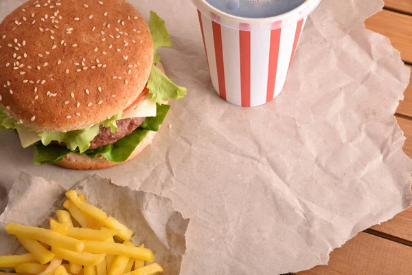 Hamburguesa Res Con Queso Tomates Sobre Papel Con Papas Fritas —  Fotos de Stock