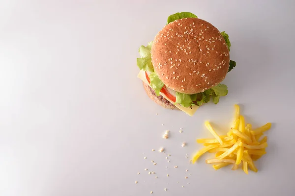 Hamburguesa Res Con Patatas Fritas Mesa Blanca Vista Superior Composición —  Fotos de Stock