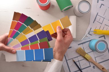 İç konut projesi için bir renk seçerek dekoratör. Üstten görünüm. Yatay kompozisyon.