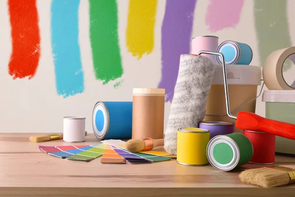 Tavolo Legno Con Materiale Strumenti Pittura Casa Sfondo Parete Dipinta — Foto Stock