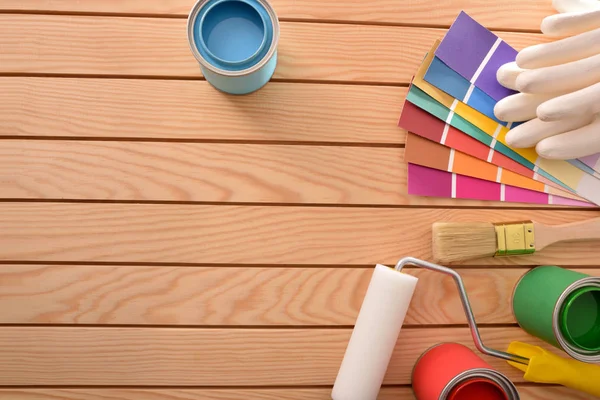 Pots Peinture Colorés Ouverts Outils Sur Table Bois Pour Rénovation — Photo