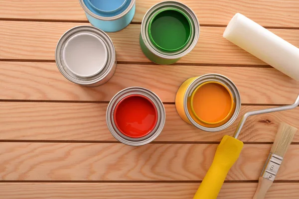 Pots Peinture Colorés Ouverts Sur Table Bois Pour Rénovation Des — Photo