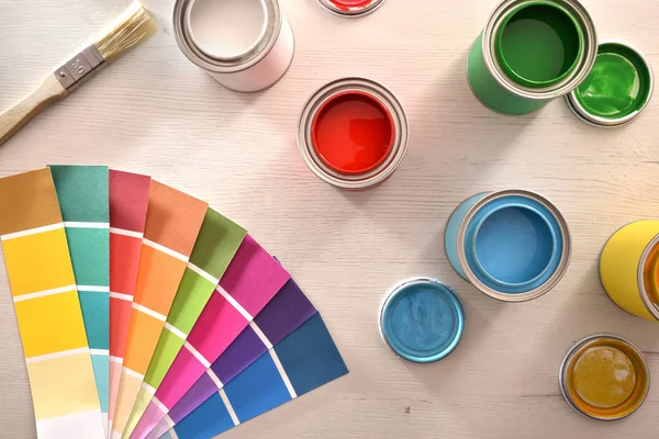 Pots Peinture Colorés Ouverts Palette Couleurs Sur Table Blanche Pour — Photo