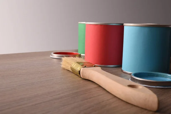 Sortiment Offene Farbdosen Und Deren Deckel Auf Einem Holztisch Frontansicht — Stockfoto