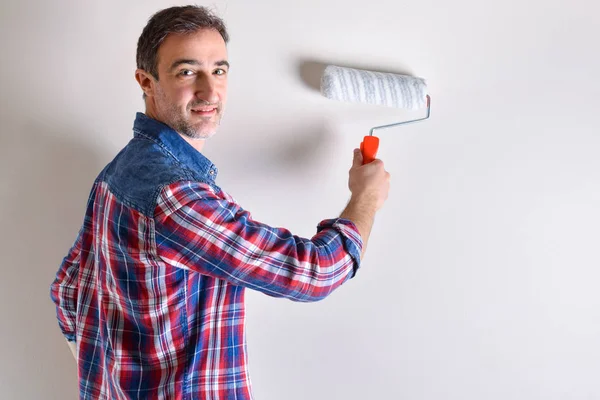 Man Painting White Wall His House Diy Home Concept Front — Stock Photo, Image