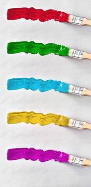 Beş boya fırçaları beyaz dokulu arka planda çeşitli renklerle boyama kümesi. Dikey kompozisyon.