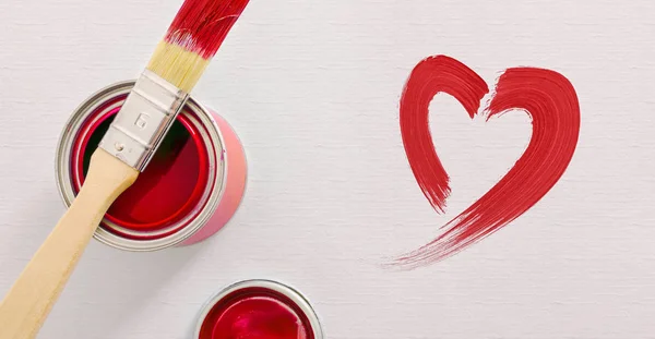 Fundo Com Vaso Tinta Pincel Mesa Texturizada Coração Vermelho Pintado — Fotografia de Stock