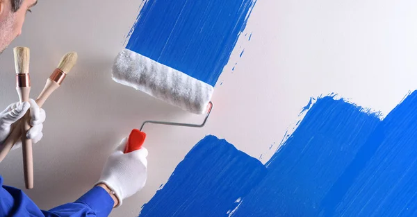 Concept Peinture Murale Peintre Avec Peinture Bleue Composition Horizontale — Photo